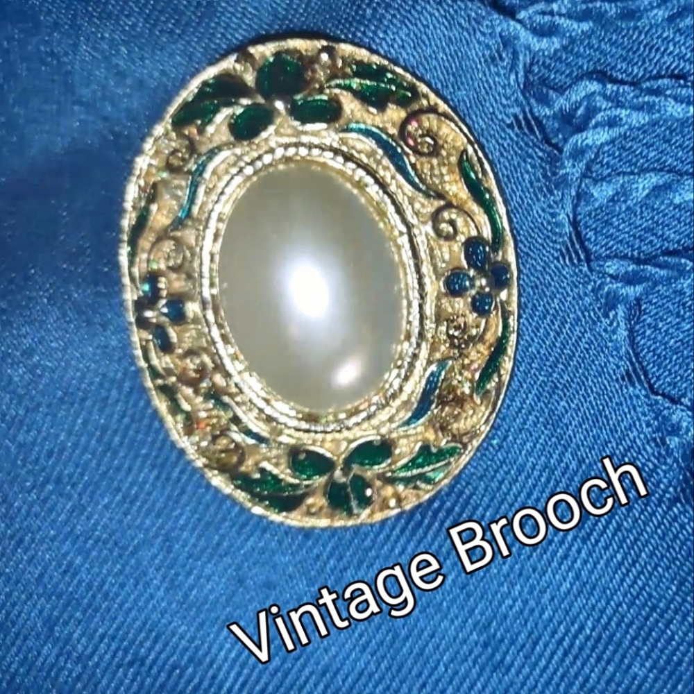 Vintage Gold Brooch with Pearl Center